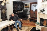 Bailiff sells Andrzej Lepper's house. "Carved furniture and lots of wood".  This is how the deceased politician lived.  How does it look?  Check