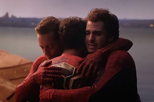 Toby Maguire, Andrew Garfield and Tom Holland hug "No way home".  (Photo: Marvel Studios)